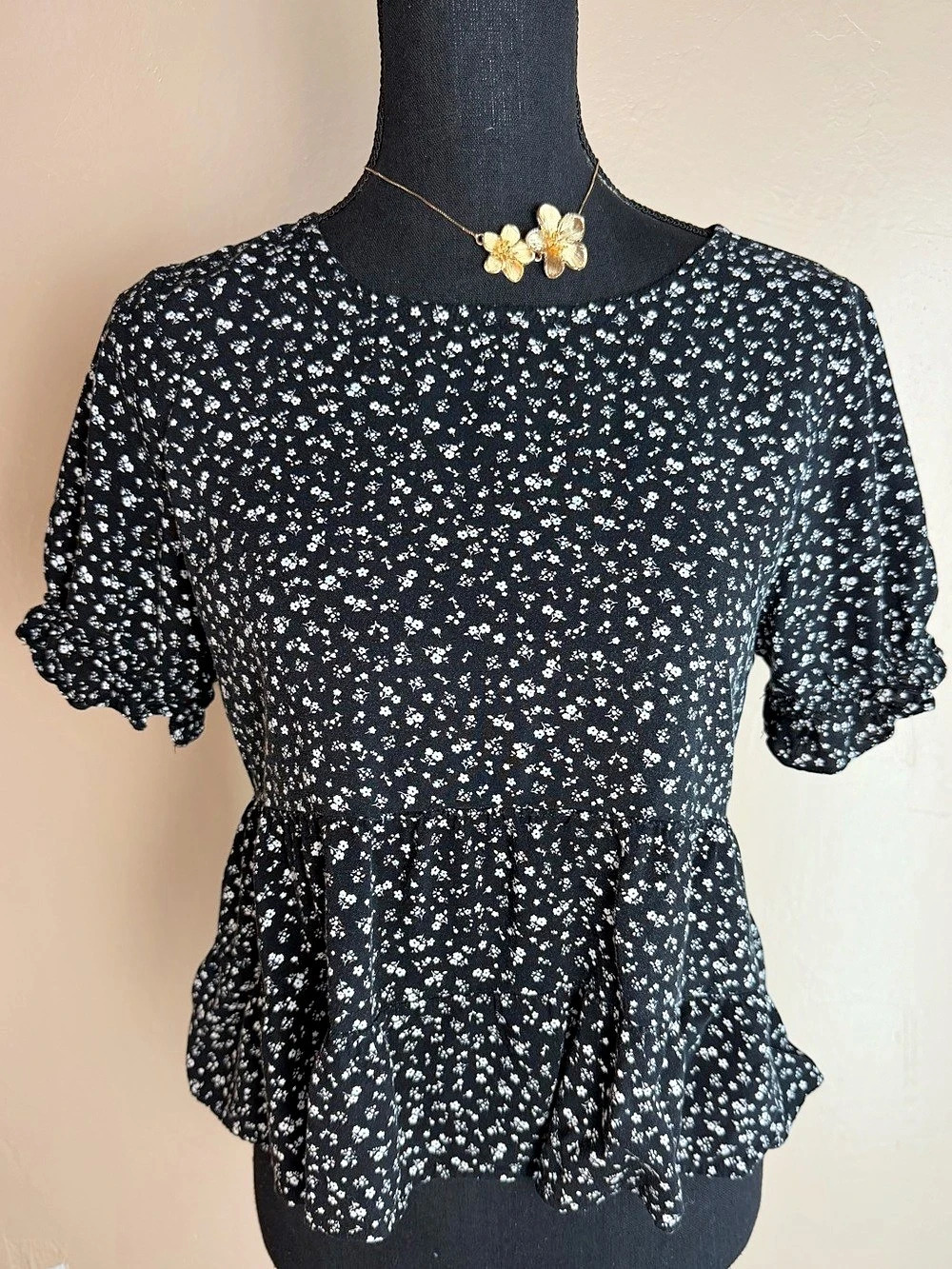 Paper Crane Black White Ditsy Floral Peplum Top Babydoll Blouse M